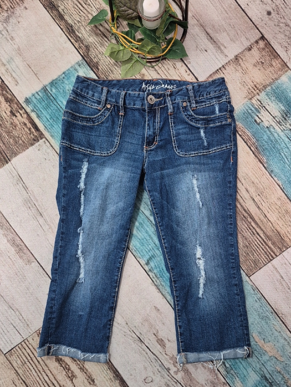 Ariya Distressed Jean Capris